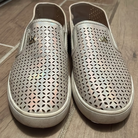 Michael Kors Rose Gold Olivia slip on shoes. Kids size 5/ women’s size 7.5 - Picture 6 of 7